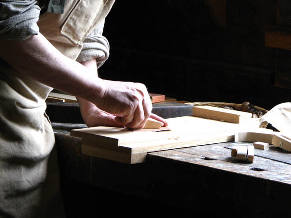 Nacemos de la influencia y formación  heredada en el sector de la <strong>carpintería de madera y ebanistería  en Almenara.</strong>